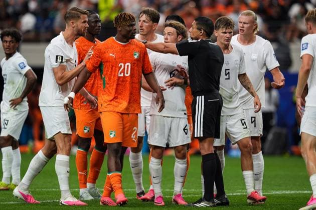 Norway and Ivory Coast players surround referee Jesus Noel Valenzuela Saez Ivory Coast v Norway, 2026 FIFA World Cup, WM, Weltmeisterschaft, Fussball Round of 32, Football, Dallas Stadium, Arlington, Texas, USA - 30 Jun 2026Arlington Dallas Stadium Texas (TX) United States of America  Copyright: xIsmaelxAdnan Shutterstockx 16970308dn