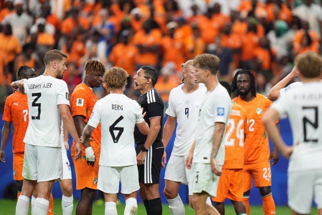 Ivory Coast v Norway - FIFA World Cup, WM, Weltmeisterschaft, Fussball 2026 - Round of 32 ARLINGTON, USA - JUNE 30: Referee Jesus Valenzuela Saez talks to players during the FIFA World Cup 2026 Round of 32 match between Ivory Coast and Norway at Dallas Stadium in Arlington, United States on June 30, 2026. Hakan Akgun Anadolu Texas United States. Editorial use only. Please get in touch for any other usage.  Copyright: x2026xAnadoluxHakanxAkgunx