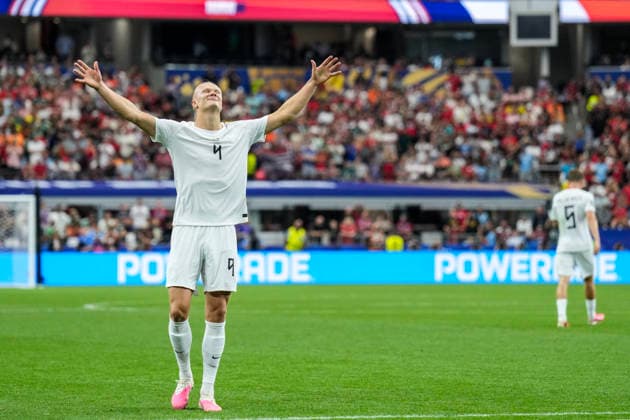 Fotball-VM 2026: Elfenbenskysten - Norge Arlington, Texas , USA 20260630. Norway s Erling Braut Haaland celebrates after scoring the 1-2 goal during the round of 16 match between Ivory Coast and Norway during the 2026 FIFA World Cup, WM, Weltmeisterschaft, Fussball at Dallas Stadium. Photo: Fredrik Varfjell NTB Arlington, Texas USA EDITORIAL USE ONLY. RESTRICTED USE FOR BETTING COMPANIES Ref:_SPOkzp70B_iYew.jpg *** 2026 FIFA World Cup: Ivory Coast vs. Norway, Arlington, Texas, USA 20260630 Norway’s Erling Braut Haaland celebrates after scoring the 1-2 goal during the Round of 16 match between Ivory Coast and Norway at the 2026 FIFA World Cup at Dallas Stadium. Photo: Fredrik Varfjell, NTB. Arlington, Texas, USA EDITORIAL USE ONLY RESTRICTED USE FOR BETTING COMPANIES  Copyright: xFredrikxVarfjellx xNTBx