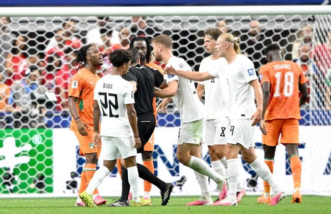 FIFA World Cup, WM, Weltmeisterschaft, Fussball 2026 - Round of 32 - Ivory Coast vs Norway Referee Jesus Valenzuela Saez gets between players of Norway and Ivory Coast during the FIFA World Cup 2026 Round of 32 match Ivory Coast against Norway, in Dallas, USA, 30 June 2026. DALLAS United States  Copyright: xALBERTxPENAx