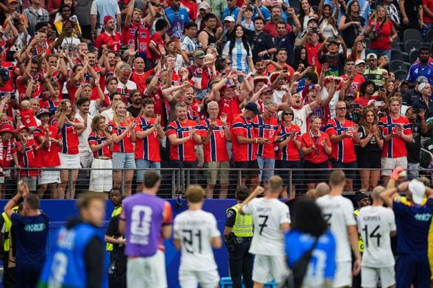 Norway fans clap the Norway players at full time Ivory Coast v Norway, 2026 FIFA World Cup, WM, Weltmeisterschaft, Fussball Round of 32, Football, Dallas Stadium, Arlington, Texas, USA - 30 Jun 2026Arlington Dallas Stadium Texas (TX) United States of America  Copyright: xIsmaelxAdnan Shutterstockx 16970308ed