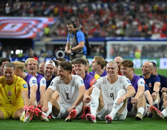ARLINGTON, TEXAS - JUNE 30: Sander Berge and Erling Haaland of Norway sit in the Viking row celebration after the FIFA World Cup, WM, Weltmeisterschaft, Fussball 2026 Round Of 32 match between Group E Runners Up and Group I Runner-Up at Dallas Stadium on June 30, 2026 in Arlington, Texas.  Copyright: xMBxMediax