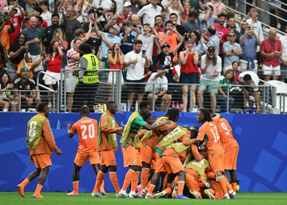 ARLINGTON, TEXAS - JUNE 30: Amad Diallo of Ivory Coast celebrates with his team-mates after scoring his teams first goal during the FIFA World Cup, WM, Weltmeisterschaft, Fussball 2026 Round Of 32 match between Group E Runners Up and Group I Runner-Up at Dallas Stadium on June 30, 2026 in Arlington, Texas.  Copyright: xMBxMediax
