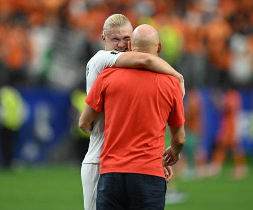 ARLINGTON, TEXAS - JUNE 30: Erling Haaland of Norway celebrates with Norway Head Coach Stale Solbakken after the FIFA World Cup, WM, Weltmeisterschaft, Fussball 2026 Round Of 32 match between Group E Runners Up and Group I Runner-Up at Dallas Stadium on June 30, 2026 in Arlington, Texas.  Copyright: xMBxMediax