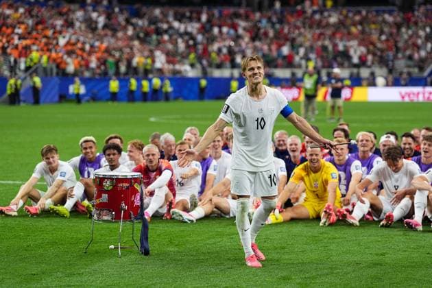 Martin odegaard of Norway prepares to compose the Norway row Ivory Coast v Norway, 2026 FIFA World Cup, WM, Weltmeisterschaft, Fussball Round of 32, Football, Dallas Stadium, Arlington, Texas, USA - 30 Jun 2026Arlington Dallas Stadium Texas (TX) United States of America  Copyright: xIsmaelxAdnan Shutterstockx 16970308ei