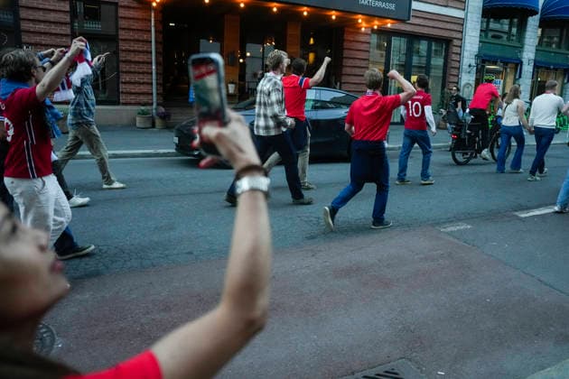 World Cup 2026: Ivory Coast - Norway Oslo 20260630. Norwegian fans celebrate in the streets after victory in the round of 16 between Ivory Coast and Norway during the 2026 World Cup. Photo: Javad Parsa NTB Oslo Norway EDITORIAL USE ONLY. RESTRICTED USE FOR BETTING COMPANIES Ref:_SPOOzWYlDcM3Qo.jpg *** 2026 World Cup: Ivory Coast vs. Norway, Oslo, June 30, 2026. Norwegian fans celebrate in the streets after Norway’s victory over Ivory Coast in the round of 16 during the 2026 World Cup. Photo by Javad Parsa, NTB, Oslo, Norway. EDITORIAL USE ONLY. RESTRICTED USE FOR BETTING COMPANIES  Copyright: xJavadxParsax xNTBx