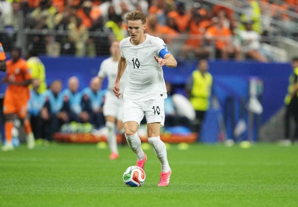 Martin Oedegaard (Norway) controls the ball during Ivory Coast and Norway, Round of 32 FIFA World Cup, WM, Weltmeisterschaft, Fussball 2026, Dallas Stadium, Arlington, United States on June 30, 2026. Thor Wegner DeFodi Images. (Photo by DeFodi Images) - *** Martin Oedegaard of Norway controls the ball during the match between Ivory Coast and Norway in the Round of 32 of the 2026 FIFA World Cup at Dallas Stadium in Arlington, United States, on June 30, 2026. Photo by DeFodi Images, Thor Wegner