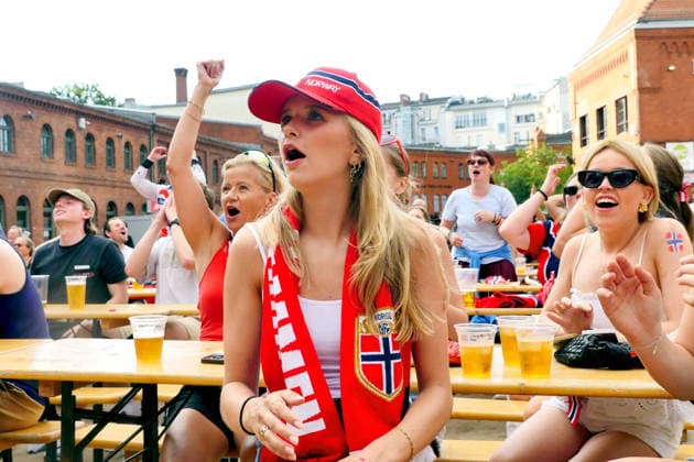 30.06.2026, Berlin - Deutschland. Fußball-WM der Männer, Norwegen vs Elfenbeinküste, Kulturbrauerei im Prenzlauer Berg *** June 30, 2026, Berlin, Germany: Men s World Cup, Norway vs. Ivory Coast, Kulturbrauerei in Prenzlauer Berg