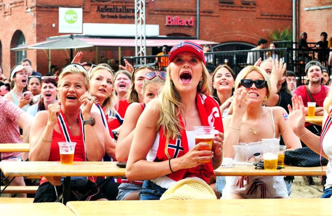 30.06.2026, Berlin - Deutschland. Fußball-WM der Männer, Norwegen vs Elfenbeinküste, Kulturbrauerei im Prenzlauer Berg *** June 30, 2026, Berlin, Germany: Men s World Cup, Norway vs. Ivory Coast, Kulturbrauerei in Prenzlauer Berg