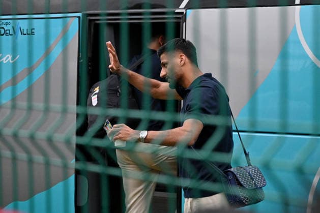 Iranian national team, Nationalteam FIFA World Cup, WM, Weltmeisterschaft, Fussball 2026 leave Tijuana, Mexico camp back home to Iran TIJUANA, MEXICO - JUNE 30: A member of Iran s national team waves goodbye to fans as the players board a bus to leave the Marriott Hotel at their Tijuana base camp to the airport ahead of the Iran National Team s departure following its elimination from the 2026 World Cup football tournament in Tijuana, Mexico on Tuesday, June 30, 2026. Carlos A. Moreno Anadolu Tijuana Mexico. Editorial use only. Please get in touch for any other usage.  Copyright: x2026xAnadoluxCarlosxA.xMorenox