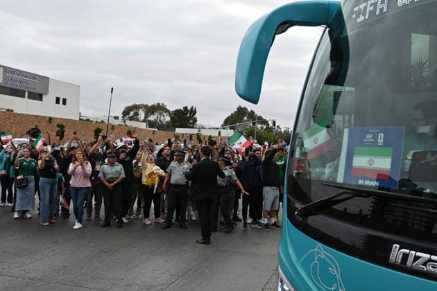Iranian national team, Nationalteam FIFA World Cup, WM, Weltmeisterschaft, Fussball 2026 leave Tijuana, Mexico camp back home to Iran TIJUANA, MEXICO - JUNE 30: Fans cheer as the bus carrying Iran s players leaves the Marriott Hotel at their Tijuana base camp to the airport ahead of the Iran National Team s departure following its elimination from the 2026 World Cup football tournament in Tijuana, Mexico on Tuesday, June 30, 2026. Carlos A. Moreno Anadolu Tijuana Mexico. Editorial use only. Please get in touch for any other usage.  Copyright: x2026xAnadoluxCarlosxA.xMorenox