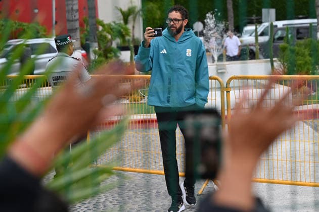 Iranian national team, Nationalteam FIFA World Cup, WM, Weltmeisterschaft, Fussball 2026 leave Tijuana, Mexico camp back home to Iran TIJUANA, MEXICO - JUNE 30: Fans wave at a member of Iran’s technical team as they wait for Iran s national team players to leave the Marriott Hotel at their Tijuana base camp to the airport ahead of the team’s departure following its elimination from the 2026 World Cup football tournament in Tijuana, Mexico on Tuesday, June 30, 2026. Carlos A. Moreno Anadolu Tijuana Mexico. Editorial use only. Please get in touch for any other usage.  Copyright: x2026xAnadoluxCarlosxA.xMorenox