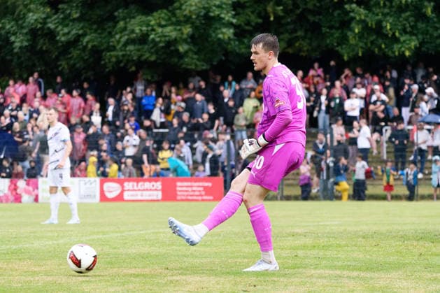 Fußball, Saison 2025 26, Freundschaftsspiel, Altona 93 - FC St. Pauli, Adolf-Jäger-Kampfbahn (Hamburg), 30.06.2026 Simon Spari ( 30, FCSP, Torwart) Hamburg Deutschland *** Soccer, 2025–26 season, friendly match, Altona 93 vs. FC St. Pauli, Adolf Jäger Kampfbahn, Hamburg, June 30, 2026; Simon Spari, 30, FCSP, goalkeeper, Hamburg, Germany