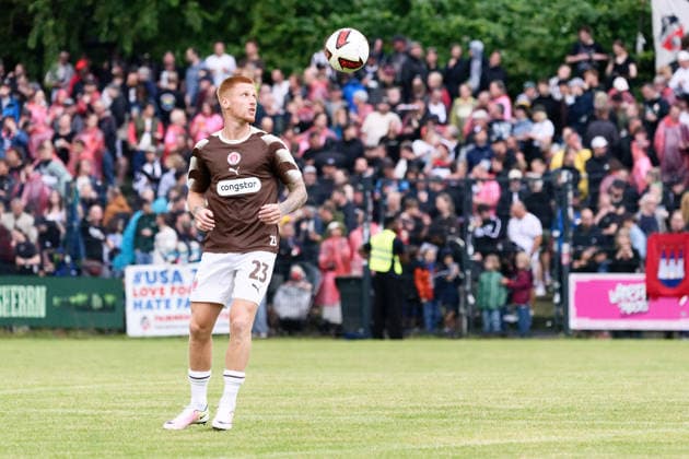 Fußball, Saison 2025 26, Freundschaftsspiel, Altona 93 - FC St. Pauli, Adolf-Jäger-Kampfbahn (Hamburg), 30.06.2026 Louis Oppie ( 23, FCSP) beim Aufwärmen blickt zum Ball in der Luft Hamburg Deutschland *** Soccer, 2025–26 season, friendly match, Altona 93 vs. FC St. Pauli, Adolf Jäger Kampfbahn, Hamburg, June 30, 2026. Louis Oppie, 23, of FCSP looks up at the ball in the air while warming up. Hamburg, Germany