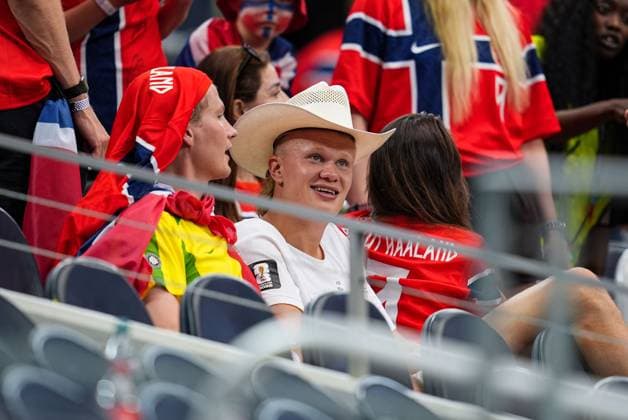 Erling Haaland of Norway wears a cowboy hat in the stands Ivory Coast v Norway, 2026 FIFA World Cup, WM, Weltmeisterschaft, Fussball Round of 32, Football, Dallas Stadium, Arlington, Texas, USA - 30 Jun 2026Arlington Dallas Stadium Texas (TX) United States of America  Copyright: xIsmaelxAdnan Shutterstockx 16970308ey