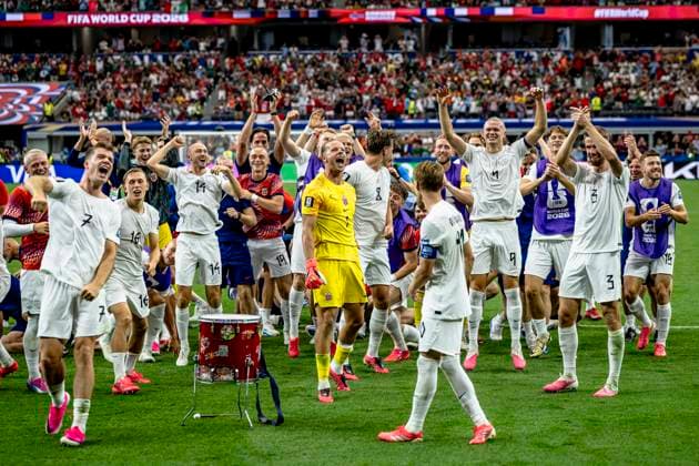 DALLAS - Norway players celebrate the victory with the Viking Row, Martin Odegaard of Norway, goalkeeper Orjan Nyland of Norway, Erling Haaland of Norway, Kristoffer Ajer of Norway during the 2026 World Cup match between Ivory Coast and Norway at Dallas Stadium on June 30, 2026, in Dallas, United States. (Photo by Stefan Koops EYE4IMAGES DeFodi Images) - *** DALLAS: Norway s players celebrate the victory with the Viking Row; Martin Odegaard of Norway; goalkeeper Orjan Nyland of Norway; Erling Haaland of Norway; Kristoffer Ajer of Norway during the 2026 World Cup match between Ivory Coast and Norway at Dallas Stadium on June 30, 2026, in Dallas, United States. Photo by Stefan Koops EYE4IMAGES DeFodi Images