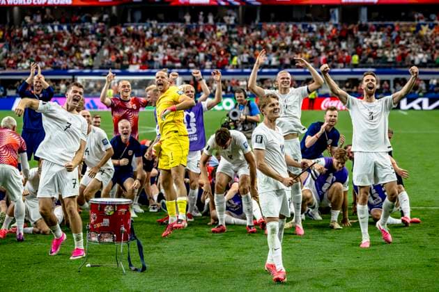 DALLAS - Norway players celebrate the victory with the Viking Row, Martin Odegaard of Norway, goalkeeper Orjan Nyland of Norway, Erling Haaland of Norway, Kristoffer Ajer of Norway during the 2026 World Cup match between Ivory Coast and Norway at Dallas Stadium on June 30, 2026, in Dallas, United States. (Photo by Stefan Koops EYE4IMAGES DeFodi Images) - *** DALLAS: Norway s players celebrate the victory with the Viking Row, Martin Odegaard of Norway, goalkeeper Orjan Nyland of Norway, Erling Haaland of Norway, Kristoffer Ajer of Norway during the 2026 World Cup match between Ivory Coast and Norway at Dallas Stadium on June 30, 2026, in Dallas, United States. Photo by Stefan Koops EYE4IMAGES DeFodi Images