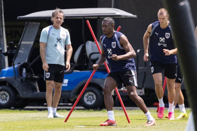SOCCER - FIFA World Cup, WM, Weltmeisterschaft, Fussball 2026 SANTA BARBARA,CALIFORNIA,USA,30.JUN.26 - SOCCER - FIFA World Cup 2026, USA, Mexico, Canada, training Team AUT. Image shows sports scientist Gerhard Zallinger, David Alaba and Sasa Kalajdzic (AUT).  GEPAxpictures xArminxRauthner