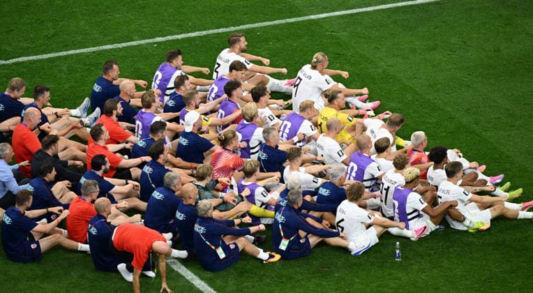(260701) -- DALLAS, July 1, 2026 -- Team Norway celebrate after the round of 32 match between Cote d Ivoire and Norway at the 2026 FIFA World Cup, WM, Weltmeisterschaft, Fussball at Dallas Stadium in Dallas, the United States, June 30, 2026. ) (SP)U.S.-DALLAS-FOOTBALL-FIFA WORLD CUP-ROUND OF 32-CIV VS NOR WuxXiaoling 