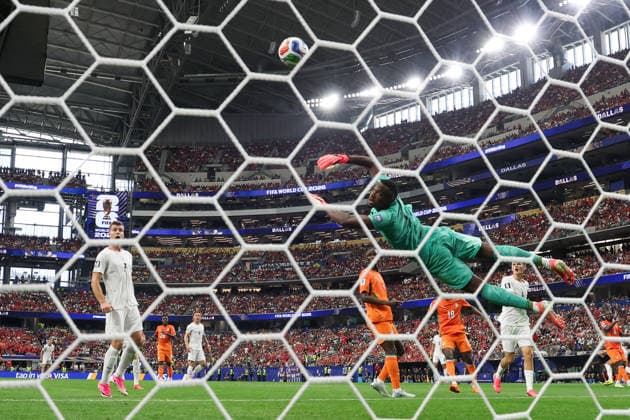 ARLINGTON, TX - JUNE 30: Yahia Fofana 1 of Cote d Ivoire watches the ball go past and into the net for a goal during the FIFA World Cup, WM, Weltmeisterschaft, Fussball 2026 Round of 32 match between CÃ te d Ivoire and Norway on June 30, 2026, at Dallas Stadium in Dallas, Texas. (Photo by David Buono Icon Sportswire) SOCCER: JUN 30 FIFA World Cup 26 Round of 32 - CÃ te d Ivoire vs Norway EDITORIAL USE ONLY Icon260630068