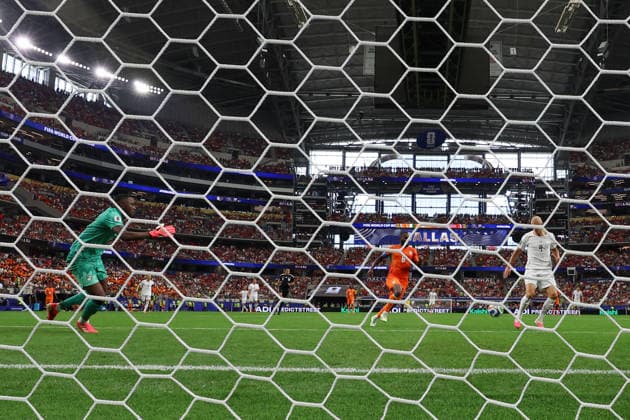 ARLINGTON, TX - JUNE 30: Erling Haaland 9 of Norway scores the go ahead goal as Yahia Fofana 1 of Cote d Ivoire tries to get back to the goal line in time during the FIFA World Cup, WM, Weltmeisterschaft, Fussball 2026 Round of 32 match between CÃ te d Ivoire and Norway on June 30, 2026, at Dallas Stadium in Dallas, Texas. (Photo by David Buono Icon Sportswire) SOCCER: JUN 30 FIFA World Cup 26 Round of 32 - CÃ te d Ivoire vs Norway EDITORIAL USE ONLY Icon260630072