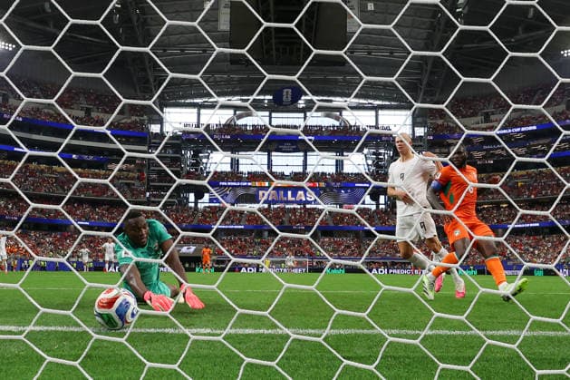 ARLINGTON, TX - JUNE 30: Yahia Fofana 1 of Cote d Ivoire cannot get to the ball in time after Erling Haaland 9 of Norway scores the go ahead goal during the FIFA World Cup, WM, Weltmeisterschaft, Fussball 2026 Round of 32 match between CÃ te d Ivoire and Norway on June 30, 2026, at Dallas Stadium in Dallas, Texas. (Photo by David Buono Icon Sportswire) SOCCER: JUN 30 FIFA World Cup 26 Round of 32 - CÃ te d Ivoire vs Norway EDITORIAL USE ONLY Icon260630073