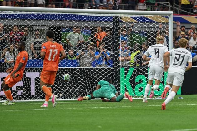 Norway advance to the FIFA World Cup, WM, Weltmeisterschaft, Fussball Round of 16 after 2-1 victory over CÃ te d Ivoire DALLAS, TEXAS, USA JUNE 30, 2026: Norway s Erling Haaland (9) scores past CÃ te d Ivoire goalkeeper Yahia Fofana (1) during the FIFA World Cup 2026 Round of 32 match at Dallas Stadium in Dallas, Texas. Norway defeated CÃ te d Ivoire 2-1 to advance to the next round. Dallas United States of America Copyright: x xwalidxibrahimx xJNAxPressx