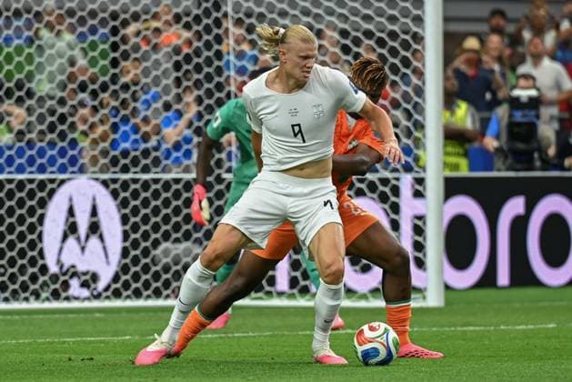 Norway advance to the FIFA World Cup, WM, Weltmeisterschaft, Fussball Round of 16 after 2-1 victory over CÃ te d Ivoire DALLAS, TEXAS, USA JUNE 30, 2026: Norway s Erling Haaland (9) shields the ball from Emmanuel Agbadou (20) of CÃ te d Ivoire during the FIFA World Cup 2026 Round of 32 match at Dallas Stadium in Dallas, Texas. Norway defeated CÃ te d Ivoire 2-1 to advance to the next round. Dallas United States of America Copyright: x xwalidxibrahimx xJNAxPressx
