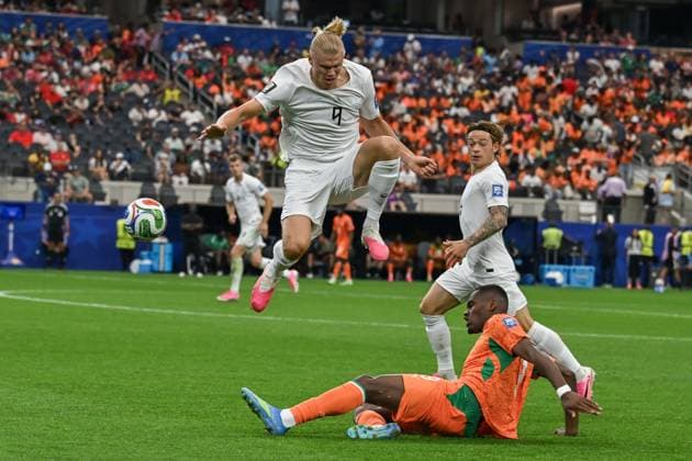Norway advance to the FIFA World Cup, WM, Weltmeisterschaft, Fussball Round of 16 after 2-1 victory over CÃ te d Ivoire DALLAS, TEXAS, USA JUNE 30, 2026: Norway s Erling Haaland (9) leaps over a sliding challenge from CÃ te d Ivoire defender Jean-Philippe Gbamin (4) during the FIFA World Cup 2026 Round of 32 match at Dallas Stadium in Dallas, Texas. Norway defeated CÃ te d Ivoire 2-1 to advance to the quarter-finals. Dallas United States of America Copyright: x xwalidxibrahimx xJNAxPressx