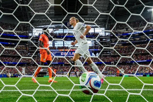 World Cup 2026: Ivory Coast - Norway Arlington, Texas , USA 20260630. Norway s Erling Braut Haaland scores the 1-2 goal during the round of 16 match between Ivory Coast and Norway during the 2026 FIFA World Cup, WM, Weltmeisterschaft, Fussball at Dallas Stadium. Photo: Fredrik Varfjell NTB Arlington, Texas United States EDITORIAL USE ONLY. RESTRICTED USE FOR BETTING COMPANIES Ref:_SPOXl5d08kCrVo.jpg *** 2026 World Cup: Ivory Coast vs. Norway, Arlington, Texas, USA 20260630 Norway’s Erling Braut Haaland scores the 1-2 goal during the round of 16 match between Ivory Coast and Norway during the 2026 FIFA World Cup at Dallas Stadium. Photo: Fredrik Varfjell, NTB. Arlington, Texas, United States. EDITORIAL USE ONLY. RESTRICTED USE FOR BETTING COMPANIES.  Copyright: xFredrikxVarfjellx xNTBx