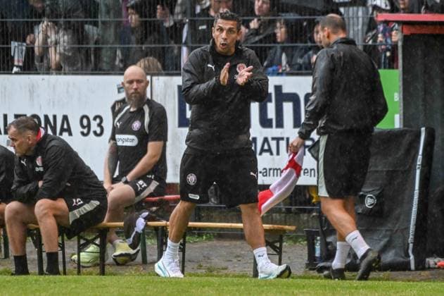 Trainer Marcel Rapp ( Pauli ) Deutschland , Hamburg , Adolf Jäger Kampfbahn , Fussball , Oberliga Hamburg , 2. Bundesliga , Test , Altona 93 - FC St Pauli *** Coach Marcel Rapp, St. Pauli, Germany, Hamburg, Adolf Jäger Stadium, soccer, Hamburg Oberliga, 2. Bundesliga, friendly match, Altona 93, FC St. Pauli