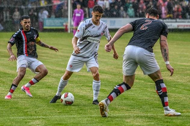 Ehsan Sayami ( Altona ) Kaars Martijn ( Pauli ) Deutschland , Hamburg , Adolf Jäger Kampfbahn , Fussball , Oberliga Hamburg , 2. Bundesliga , Test , Altona 93 - FC St Pauli *** Ehsan Sayami, Altona Kaars, Martijn Pauli, Germany, Hamburg, Adolf Jäger Stadium, soccer, Hamburg Oberliga, 2. Bundesliga, friendly, Altona 93, FC St. Pauli