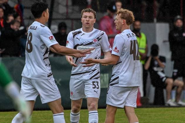 Torjubel Taichi Hara Rawley St. John Marwin Schmitz ( Pauli ) Deutschland , Hamburg , Adolf Jäger Kampfbahn , Fussball , Oberliga Hamburg , 2. Bundesliga , Test , Altona 93 - FC St Pauli *** Goal celebrations: Taichi Hara, Rawley, St. John, Marwin Schmitz, St. Pauli, Germany, Hamburg, Adolf Jäger Kampfbahn, soccer, Oberliga Hamburg, 2. Bundesliga, friendly, Altona 93, FC St. Pauli