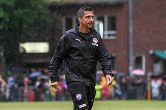 Trainer Marcel Rapp ( Pauli ) Deutschland , Hamburg , Adolf Jäger Kampfbahn , Fussball , Oberliga Hamburg , 2. Bundesliga , Test , Altona 93 - FC St Pauli *** Coach Marcel Rapp, St. Pauli, Germany, Hamburg, Adolf Jäger Stadium, soccer, Hamburg Oberliga, 2. Bundesliga, friendly match, Altona 93, FC St. Pauli