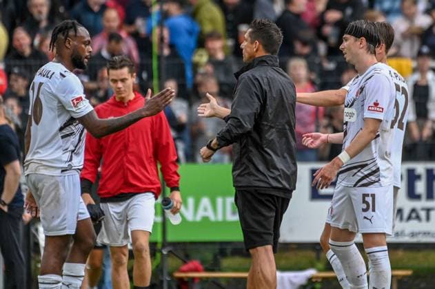 Ricky-Jade Jones Trainer Marcel Rapp Scott Banks ( Pauli ) Deutschland , Hamburg , Adolf Jäger Kampfbahn , Fussball , Oberliga Hamburg , 2. Bundesliga , Test , Altona 93 - FC St Pauli *** Ricky Jade Jones, Coach Marcel Rapp, Scott Banks, St. Pauli, Germany, Hamburg, Adolf Jäger Stadium, soccer, Hamburg Oberliga, 2. Bundesliga, friendly, Altona 93, FC St. Pauli