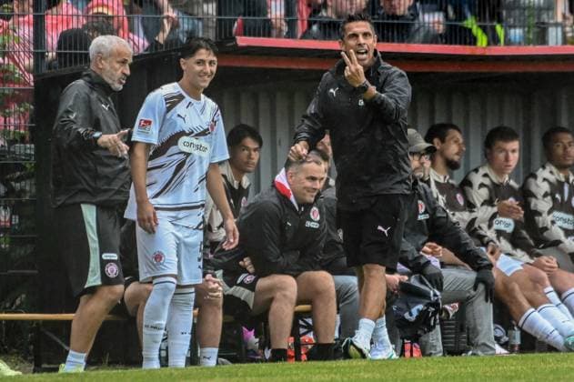 Co-Trainer Peter Nemeth Haron Sabah Trainer Marcel Rapp ( Pauli ) Deutschland , Hamburg , Adolf Jäger Kampfbahn , Fussball , Oberliga Hamburg , 2. Bundesliga , Test , Altona 93 - FC St Pauli *** Assistant Coach Peter Nemeth Haron Sabah Coach Marcel Rapp Pauli Germany, Hamburg, Adolf Jäger Stadium, soccer, Hamburg Oberliga, 2. Bundesliga, friendly, Altona 93 FC St. Pauli