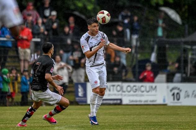 Pascal El-Nemr ( Altona ) Arkadiusz Pyrka ( Pauli ) Deutschland , Hamburg , Adolf Jäger Kampfbahn , Fussball , Oberliga Hamburg , 2. Bundesliga , Test , Altona 93 - FC St Pauli *** Pascal El Nemr, Altona, Arkadiusz Pyrka, St. Pauli, Germany, Hamburg, Adolf Jäger Stadium, soccer, Hamburg Oberliga, 2. Bundesliga, friendly, Altona 93, FC St. Pauli