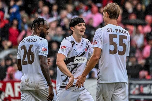 Torjubel Ricky-Jade Jones Scott Banks Sam Klein ( Pauli ) Deutschland , Hamburg , Adolf Jäger Kampfbahn , Fussball , Oberliga Hamburg , 2. Bundesliga , Test , Altona 93 - FC St Pauli *** Goal celebration: Ricky, Jade, Jones, Scott Banks, Sam Klein, St. Pauli, Germany, Hamburg, Adolf Jäger Kampfbahn, soccer, Hamburg Oberliga, 2. Bundesliga, friendly, Altona 93, FC St. Pauli