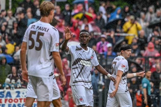 Torjubel Sam Klein Abdoulie Ceesay Scott Banks ( Pauli ) Deutschland , Hamburg , Adolf Jäger Kampfbahn , Fussball , Oberliga Hamburg , 2. Bundesliga , Test , Altona 93 - FC St Pauli *** Goal celebration: Sam Klein, Abdoulie Ceesay, Scott Banks, St. Pauli, Germany, Hamburg, Adolf Jäger Kampfbahn, soccer, Oberliga Hamburg, 2. Bundesliga, friendly, Altona 93, FC St. Pauli