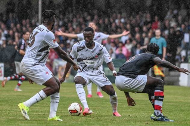 Maximilian Addai ( Altona ) Ricky-Jade Jones Abdoulie Ceesay ( Pauli ) Deutschland , Hamburg , Adolf Jäger Kampfbahn , Fussball , Oberliga Hamburg , 2. Bundesliga , Test , Altona 93 - FC St Pauli *** Maximilian Addai Altona Ricky Jade Jones Abdoulie Ceesay St. Pauli Germany, Hamburg, Adolf Jäger Stadium, soccer, Hamburg Oberliga, 2. Bundesliga, friendly, Altona 93 FC St. Pauli