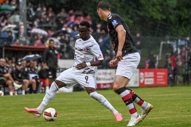 Ehsan Sayami ( Altona ) Abdoulie Ceesay ( Pauli ) Deutschland , Hamburg , Adolf Jäger Kampfbahn , Fussball , Oberliga Hamburg , 2. Bundesliga , Test , Altona 93 - FC St Pauli *** Ehsan Sayami Altona Abdoulie Ceesay Pauli Germany, Hamburg, Adolf Jäger Stadium, soccer, Hamburg Oberliga, 2. Bundesliga, friendly, Altona 93 FC St. Pauli