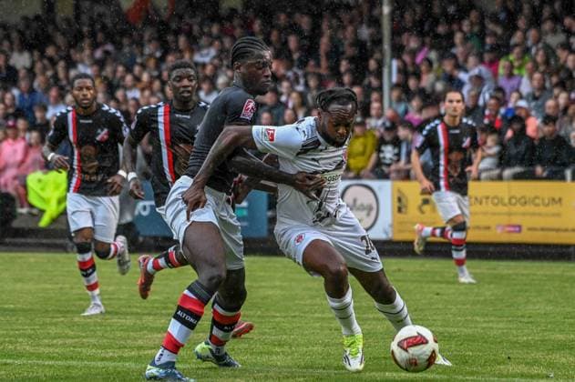 Maximilian Addai ( Altona ) Ricky-Jade Jones ( Pauli ) Deutschland , Hamburg , Adolf Jäger Kampfbahn , Fussball , Oberliga Hamburg , 2. Bundesliga , Test , Altona 93 - FC St Pauli *** Maximilian Addai Altona Ricky Jade Jones Pauli Germany, Hamburg, Adolf Jäger Stadium, soccer, Hamburg Oberliga, 2. Bundesliga, trial, Altona 93 FC St. Pauli