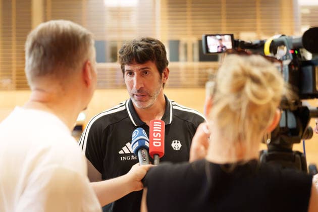 30.06.2026: Trainingseinheit der deutschen Basketball-Nationalmannschaft in Berlin vor den World Cup Qualifier gegen Israel und Zypern: Bundestrainer Alex Mumbru gibt ein Interview. *** June 30, 2026: Training session for the German national basketball team in Berlin ahead of the World Cup qualifiers against Israel and Cyprus. National team coach Alex Mumbru gives an interview. Copyright: xJamesxZabelx