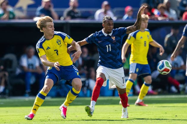 260630 Lucas Bergvall of Sweden and Michael Olise of France uring the FIFA World Cup, WM, Weltmeisterschaft, Fussball 2026 round of 32 football match between France and Sweden on June 30, 2026 in New Jersey. Photo: Petter Arvidson BILDBYRAN kod PA PA1270 fotboll football soccer fotball vm fotbolls-vm fotball-vm fotbolls-vm 2026 fifa world cup 2026 sverige sweden sverige a bbeng frankrike france round of 32 16-delsfinal *** June 30, 2026: Lucas Bergvall of Sweden and Michael Olise of France during the 2026 FIFA World Cup Round of 32 soccer match between France and Sweden on June 30, 2026 in New Jersey. Photo by Petter Arvidson, BILDBYRAN, code PA PA1270. soccer, football, World Cup, 2026 FIFA World Cup, Sweden, Sweden A, BBENG, Francekrike france round of 32 round of 16  Copyright: PETTERxARVIDSON BB260630PA097