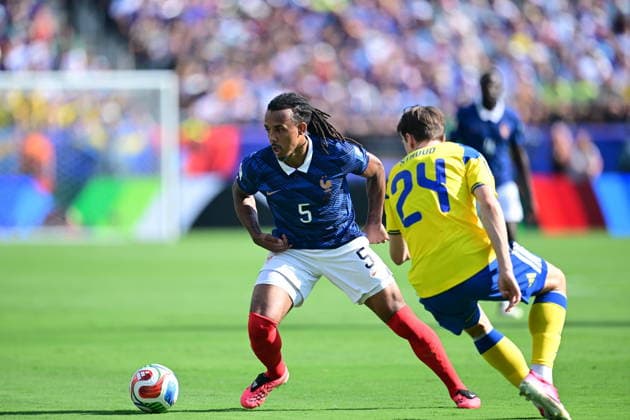 France v Sweden - FIFA World Cup, WM, Weltmeisterschaft, Fussball 2026 - Round of 32 NEW JERSEY, USA - JUNE 30: Kounde (5) of France in action against Elliot Stroud of Sweden during the 2026 FIFA World Cup Round of 32 match between France and Sweden at New Jersey Stadium (MetLife Stadium) in East Rutherford, New Jersey, USA, on June 30, 2026: Abdulhamid Hosbas Anadolu New Jersey United States. Editorial use only. Please get in touch for any other usage.  Copyright: x2026xAnadoluxAbdulhamidxHosbasx