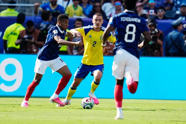 NEW YORK, USA 20260630 Frankrikes Kylian Mbappe mot Sveriges Gustaf Lagerbielke under 16-delsfinalen mellan Frankrike och Sverige pa New York New Jersey Stadium under fotbolls-VM. ***Bilden ingar i SPORTPAKET. För övriga BETALBILD*** NEW YORK USA x9200x *** NEW YORK, USA 20260630 France s Kylian Mbappé faces Sweden s Gustaf Lagerbielke during the Under-16 semifinal between France and Sweden at New York New Jersey Stadium during the World Cup ***This image is part of the SPORTS PACKAGE. For other PAID IMAGES*** NEW YORK, USA x9200x  Copyright: xBjörnxLarssonxRosvall TTx FOTBOLLS-VM 2026 FRANKRIKE-SVERIGE