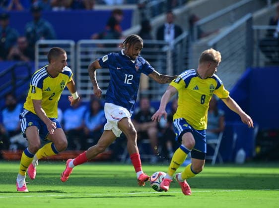 France v Sweden - FIFA World Cup, WM, Weltmeisterschaft, Fussball 2026 - Round of 32 NEW JERSEY, USA - JUNE 30: Bradley Barcola (12) of France in action against Gustaf Lagerbielke (2) and Daniel Svensson (8) of Sweden during the 2026 FIFA World Cup Round of 32 match between France and Sweden at New Jersey Stadium (MetLife Stadium) in East Rutherford, New Jersey, USA, on June 30, 2026: Abdulhamid Hosbas Anadolu New Jersey United States. Editorial use only. Please get in touch for any other usage.  Copyright: x2026xAnadoluxAbdulhamidxHosbasx