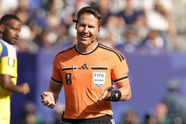 FIFA World Cup, WM, Weltmeisterschaft, Fussball 2026 - Round of 32 - France vs Sweden Referee Danny Makkelie gestures during the FIFA World Cup 2026 Round of 32 match France against Sweden, in East Rutherford, New Jersey, USA, 30 June 2026. EAST RUTHERFORD United States  Copyright: xSHAWNxTHEWx