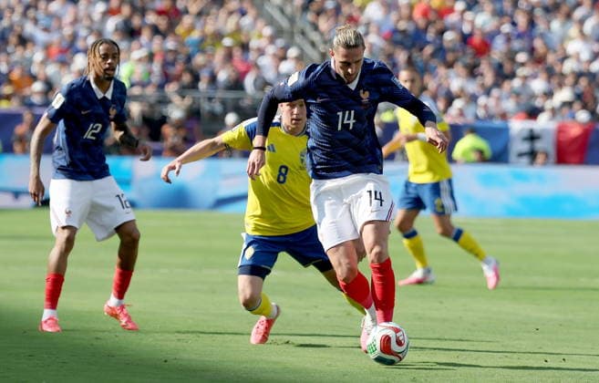 FIFA World Cup, WM, Weltmeisterschaft, Fussball 2026 - Round of 32 - France vs Sweden Adrien Rabiot (front) of France and Daniel Svensson of Sweden in action during the FIFA World Cup 2026 Round of 32 match France against Sweden, in New Jersey, USA, 30 June 2026. EAST RUTHERFORD United States  Copyright: xSARAHxYENESELx