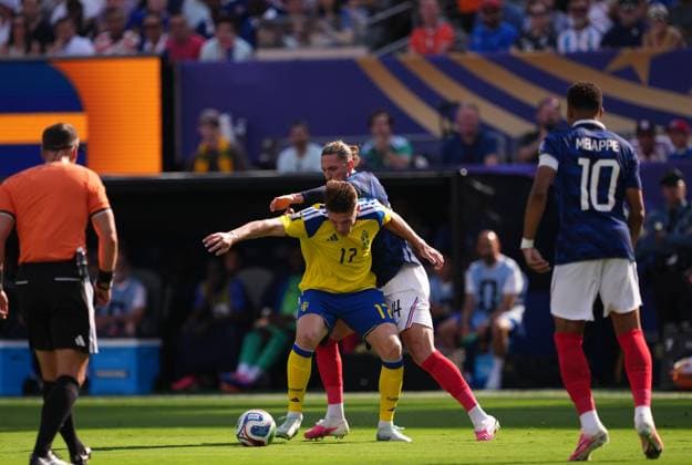 France v Sweden - FIFA World Cup, WM, Weltmeisterschaft, Fussball 2026 - Round of 32 NEW JERSEY, USA - JUNE 30: Adrien Rabiot (rear) of France and Viktor Gyokeres (17) of Sweden compete for the ball during the 2026 FIFA World Cup Round of 32 match between France and Sweden at New Jersey Stadium (MetLife Stadium) in East Rutherford, New Jersey, USA, on June 30, 2026. Jose Hernandez Anadolu New Jersey United States. Editorial use only. Please get in touch for any other usage.  Copyright: x2026xAnadoluxJosexHernandezx